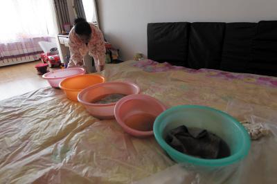 友谊楼上漏水，住户失联，小区没物管，业主维权难！律师来支招……